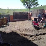 Retiramos el césped viejo y preparamos el terreno para la nueva instalación de tepes.